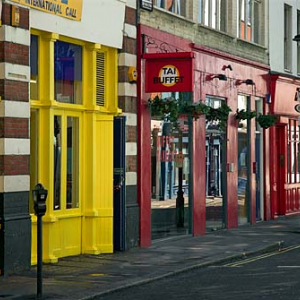 Londyn Bloomsbury, uliczka z kolorowymi witrynami sklepowymi